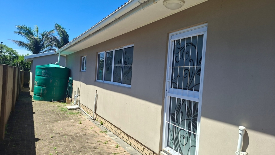 4 Bedroom Property for Sale in Sunrise On Sea Eastern Cape